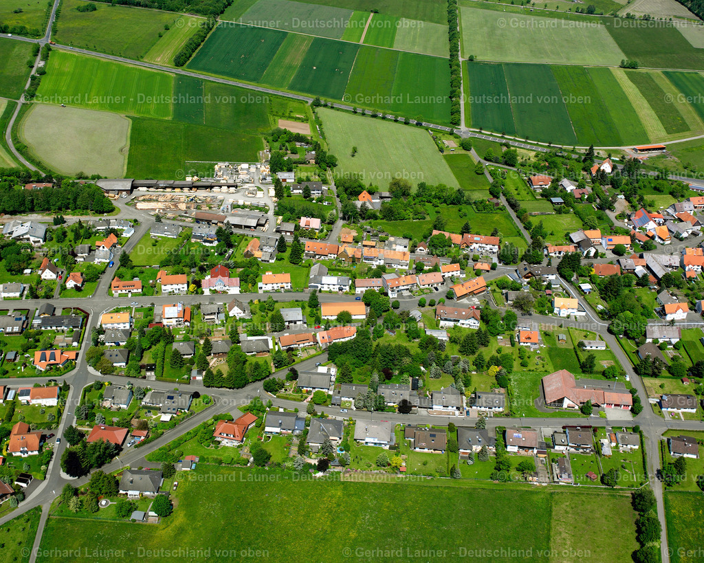2614043 | ENGELROD 09.06.2006 Landwirtschaftliche Nutzflächen und Feldgrenzen  umsäumen das Siedlungsgebiet des Dorfes in Engelrod im Bundesland Hessen, Deutschland // Agricultural land and field boundaries surround the settlement area of the village  in Engelrod in the state Hesse, Germany Foto: Gerhard Launer