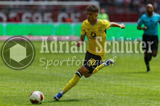25.07.2026, GER, Fussball, Herren, Vorbereitungsspiel, Saison 2026/2027, Fortuna Düsseldorf - Borussia Dortmund | Samuele Inacio (BVB) in Aktion am Ball, Einzelaktion