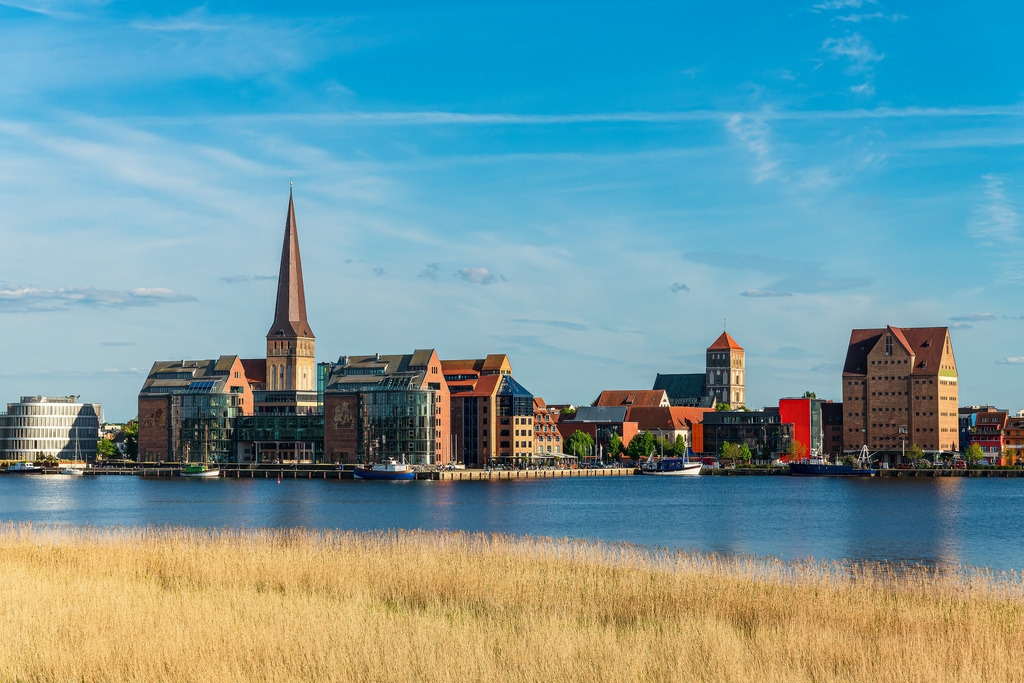 Blick von Gehlsdorf über die Warnow auf die Hansestadt Rostock | Blick von Gehlsdorf über die Warnow auf die Hansestadt Rostock.    