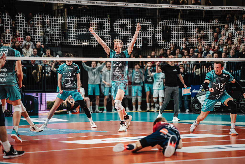 Volleyball | Herren | Saison 2025/2026 | 1. Volleyball Bundesliga Männer | DVV Pokal Halbfinale | SVG Lüneburg vs. SWD powervolleys Düren | 16.12.2025 | Düren jubelt, in der Mitte Siebe Korenblek (#12, SWD powervolleys Düren)
