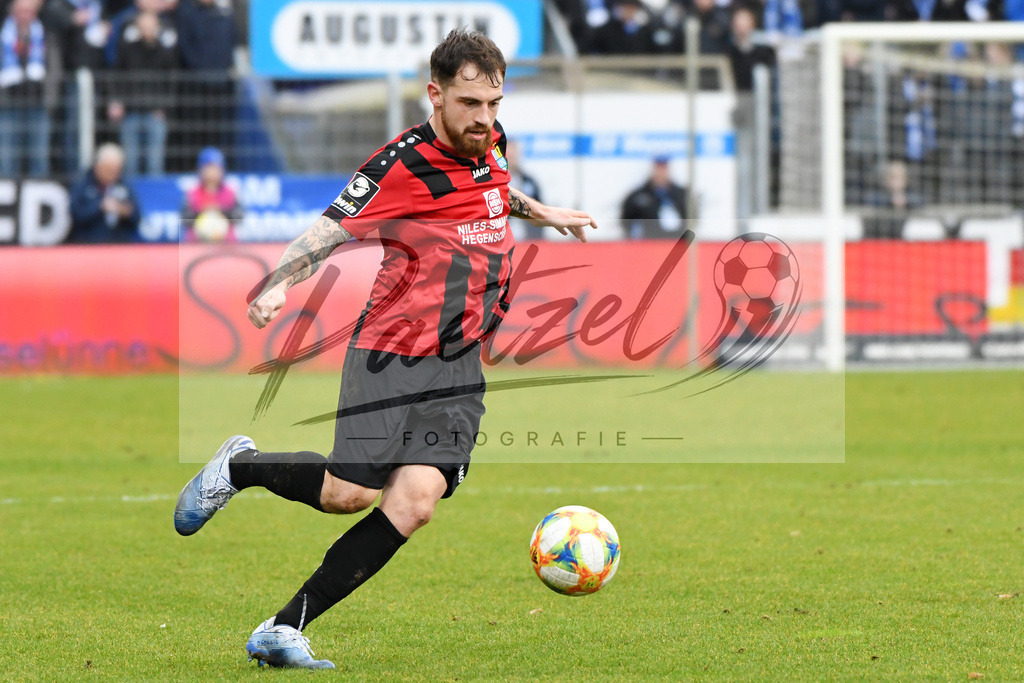 20200201_MEPCHE_0102 | Fußball, Herren: Pascal Itter (Chemnitzer FC) in Aktion, am Ball, Einzelaktion waehrend des Spiels der 3. Liga zwischen SV Meppen und Chemnitzer FC in der Haensch-Arena am 01.02.2020 in Meppen, Deutschland. DFB / DFL REGULATIONS PROHIBIT ANY USE OF PHOTOGRAPHS AS IMAGE SEQUENCES AND/OR QUASI-VIDEO. - Realisiert mit Pictrs.com