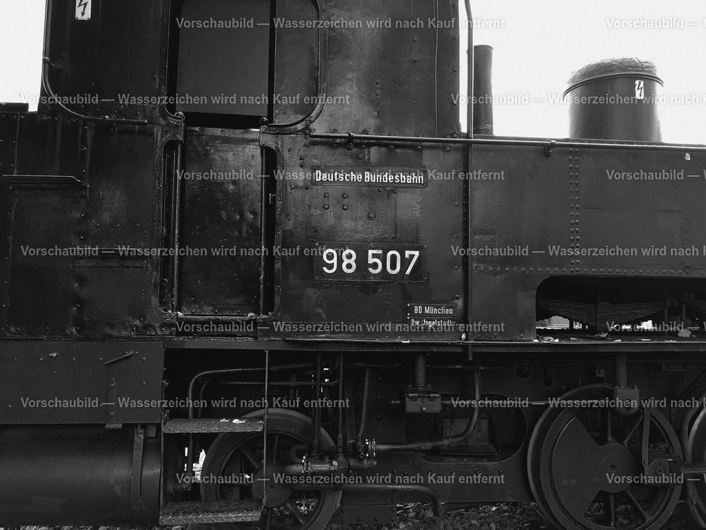 Dampflok 98507 | die Kleine steht vor dem Bahnhof Ingolstadt - Realisiert mit Pictrs.com