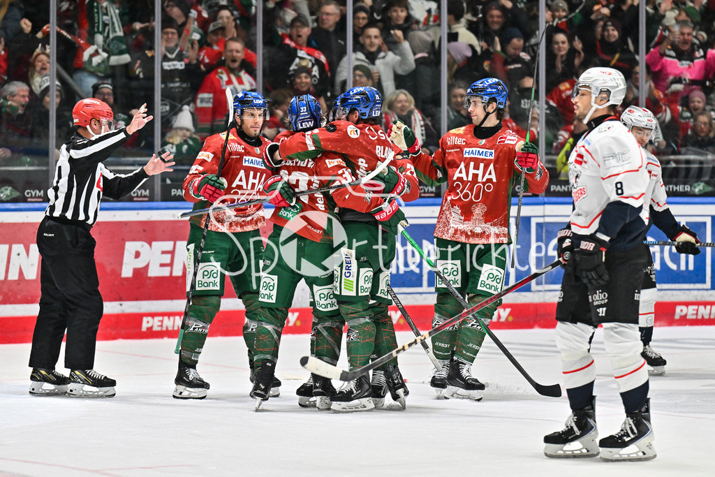 Augsburger Panther - Nürnberg Ice Tigers | AUGSBURG, GERMANY - 23. DECEMBER: Jubel der Panther nach dem Treffer zum 2-2 durch Alexander BLANK (Augsburger Panther 26) / Tor / Torschuetze / Freude / Happy während dem Match zwischen den Augsburger Panthern und den Nürnberg Ice Tigers am 31. Spieltag der Penny DEL im Curt Frenzel Stadion