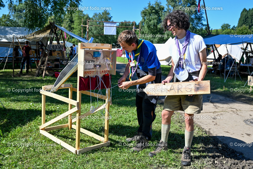 Scout Camp Austria_ 11.08.2023-14 | 11.08.2023, Berg am Attersee, AUT, Scout Camp Austria 2023, im Bild selbstgebaute Handyaufladestation Solarbetrieben, Pfadfinder aus Litauen und Italien laden ihre Handys auf