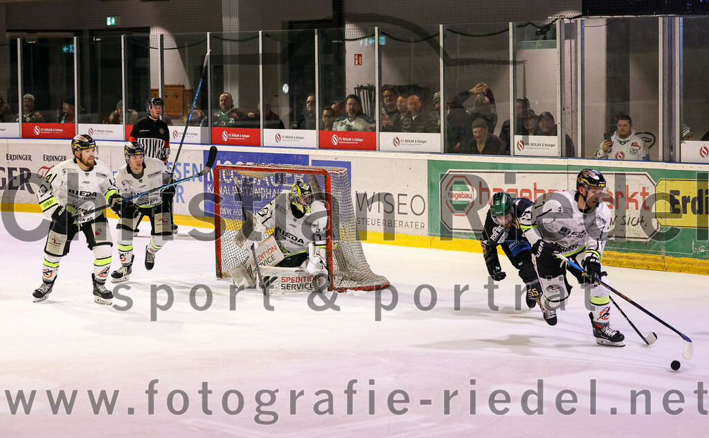 2024-02-16_129_TSV_Erding_gegen_ERSC_Amberg | Erding, Deutschland, 16.02.2024:
Eishockey, Bayernliga Playoffs 2023 / 2024, 1. Spieltag, TSV Erding gegen ERSC Amberg, Endergebnis: 1:2

Philipp Siller (ERSC Amberg, #4), Torwart Timon Bätge (ERSC Amberg, #31), Petr Pohl (Erding Gladiators, #55)

Foto: Christian Riedel / fotografie-riedel.net
