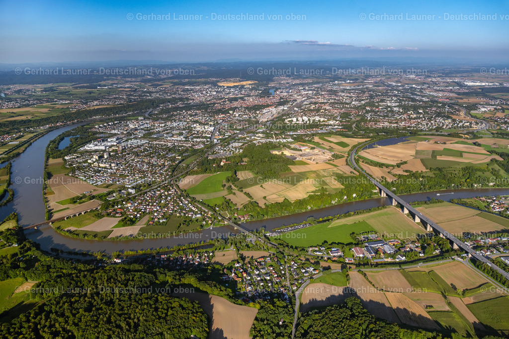 4050947 | REGENSBURG 03.09.2021 Stadtansicht am Ufer des Flußverlaufes der Donau im Ortsteil Westenviertel in Regensburg im Bundesland Bayern, Deutschland. // City view on the river bank of the river Danube in the district Westenviertel in Regensburg in the state Bavaria, Germany. Foto: Gerhard Launer