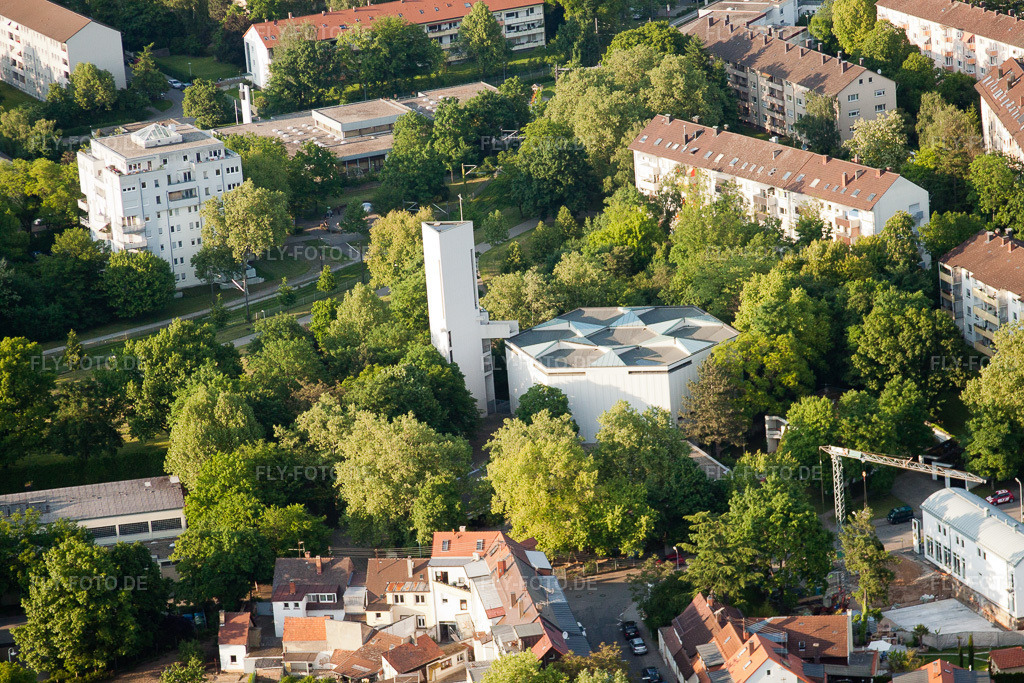 Luftbild: St. Johannes Kirche im Ortsteil Durlach in Karlsruhe im Bundesland Baden-Württemberg in Deutschland. Foto: IMG_27434.jpg vom 23.05.2010 durch Werner Riehm/FLY-FOTO.de