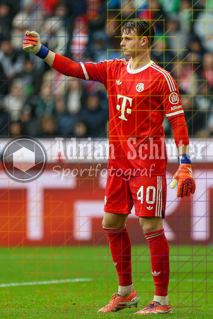 Borussia Mönchengladbach vs FC Bayern München - Bundesliga  | Mönchengladbach, Deutschland, 25.10.25:   Jonas Kurt Urbig (FC Bayern München) gestikuliert, Gestik waehrend des Spiels der Bundesliga zwischen Borussia Mönchengladbach vs FC Bayern München im Stadion im Borussia Park(Foto von Brauer-Fotoagentur / Adrian Schlueter)