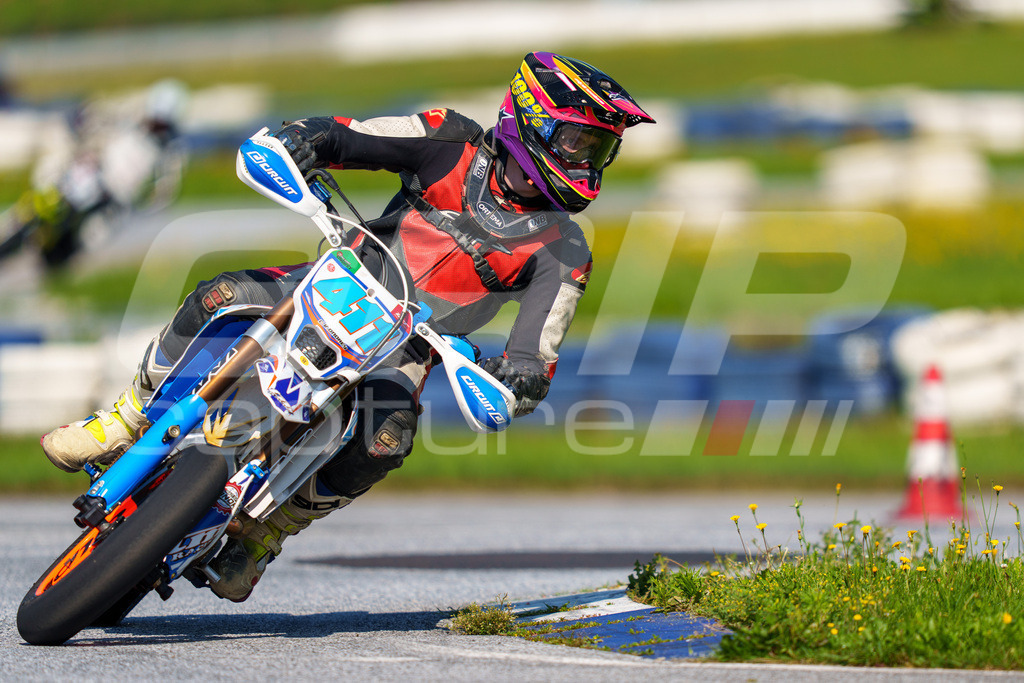 SuperMoto_Staatsmeisterschaft_Greinbach_251 | GRIPcapture steht für authentische Sportfotografie in Österreich – für Momente, die mehr sind als Geschwindigkeit oder Ergebnis. Es geht um Emotion, Spannung, Fokus und den Augenblick, der oft nur einen Wimpernschlag dauert.Ob Motorsport, Teamsport oder 