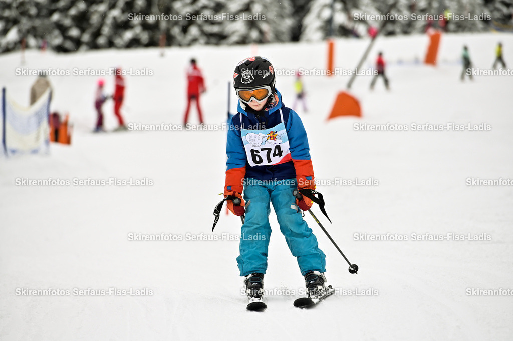 SRF_20.02.2026_0754 | Skirennfotos,Serfaus,Fiss,Ladis,Kinderskirennen,Winter,Tirol,Oberland,skirace,SFL,feelfree,weil wir's genießen,ski,Ski,skifahren,Sonnenplateau, - Realisiert mit Pictrs.com