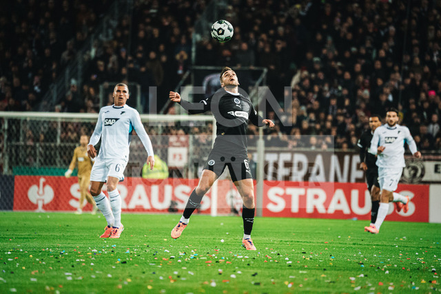 DFB-Pokal: St. Pauli vs. TSG Hoffenheim, 28.10.2025 | HAMBURG, GERMANY - OCTOBER 28: James Sands (FC St. Pauli, 6) with the ball during the DFB-Pokal match between DFB-Pokal: St. Pauli vs. TSG Hoffenheim at Millerntor-Stadion on round 2 of the DFB-Pokal on October 28, 2025 in Hamburg, Germany. DFL REGULATIONS PROHIBIT ANY USE OF PHOTOGRAPHS AS IMAGE SEQUENCES AND/OR QUASI-VIDEO. - Realisiert mit Pictrs.com
