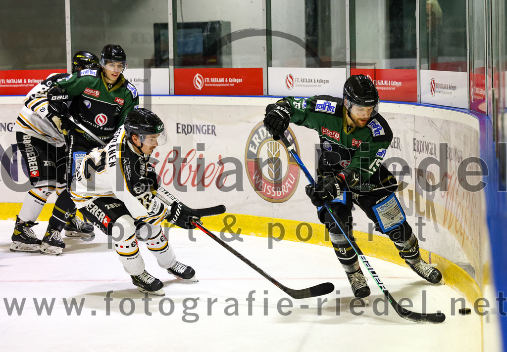 2022-09-23_093_TSV_Erding_gegen_EV_Fuessen | Erding, Deutschland, 23.09.2022:
Eishockey, Bayernliga 2022 / 2023, Testspiel, TSV Erding gegen EV Füssen, Endergebnis: 1:3

Janne Seppänen (EV Füssen, #22), Elias Maier (Erding Gladiators, #15)

Foto: Christian Riedel / fotografie-riedel.net