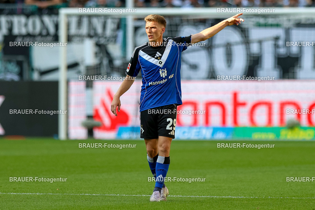Borussia Mönchengladbach vs Hamburger SV - Bundesliga  | Mönchengladbach, Deutschland, 24.08.25:   Emir Sahiti (Hamburger SV) gestikuliert, Gestik waehrend des Spiels der Bundesliga zwischen Borussia Mönchengladbach vs Hamburger SV im Stadion im Borussia Park(Foto von Brauer-Fotoagentur / Adrian Schlueter)