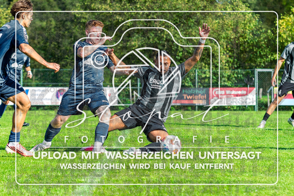 261004-FGFSLEN-0008 | v.l. Jan-Malte Etterling (Eintracht Leinetal #6), Zilan Ördek (FG Fulde-Stellichte #11);Kreisliga Herren HK - FG Fulde-Stellichte vs. Eintracht Leinetal am 04.10.26 in Lehrdestadion, Stellichte - Realisiert mit Pictrs.com