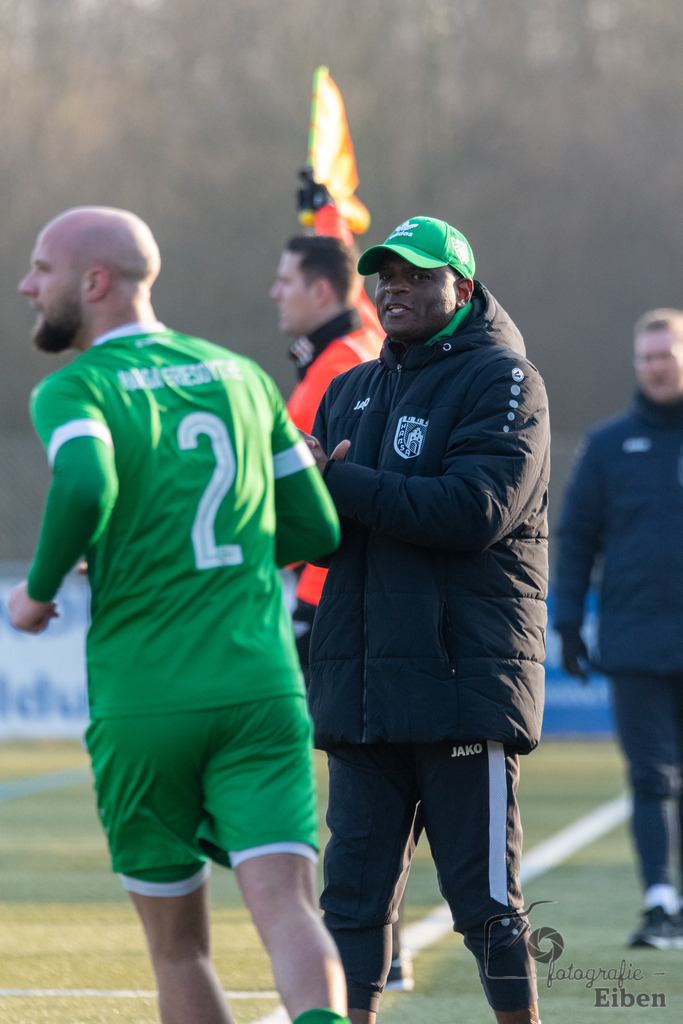 FC Rastede-Hansa Friesoythe | FC Rastede (blau)-Hansa Friesoythe (grün) am 09.02.2025 in Rastede (Sportanlage Kötterswegs), Photo: Philip Eiben 2025 - Realisiert mit Pictrs.com
