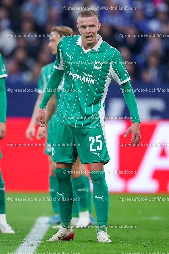 S0426092501108 | 25.09.2025, Fußball, FC Schalke 04 - SpVgg Greuther Fürth, 7.Spieltag, 2. Fußball Bundesliga, Veltins-Arena Gelsenkirchen, Saison 2025 2026: Brynjar Ingi Bjarnason&nbsp;(Greuther Fürth #25) DFB regulations prohibit any use of photographs as image sequences and or quasi-video.