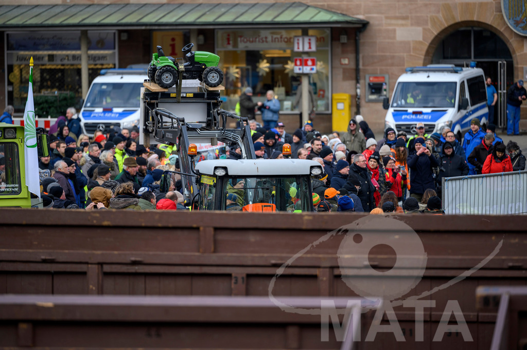 _DWA4578 | Bauerndemo gegen Agrarpolitik der Bundesregierung  auf dem Straße Obstmarkt und Hauptmarkt . Nürnberg, 08.01.2024 - Realisiert mit Pictrs.com