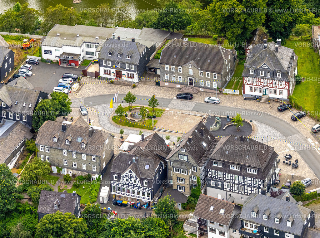 BadBerleburg240710247 | Luftbild, Goetheplatz im Ortszentrum mit Denkmal Wilhelm I., historische Häuser, Restaurants und Cafés mit Sonnenschirmen, Bad Berleburg, Wittgensteiner Land, Nordrhein-Westfalen, Deutschland
