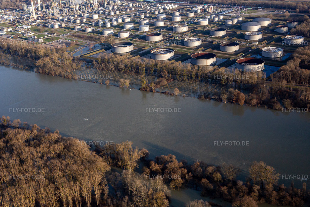 Luftbild: Überflutung des Tanklagers der MiRO Karlsruhe beim Rhein-Hochwasser im Ortsteil Knielingen in Karlsruhe im Bundesland Baden-Württemberg in Deutschland. Foto: IMG_139326.jpg vom 16.12.2023 durch Werner Riehm/FLY-FOTO.de