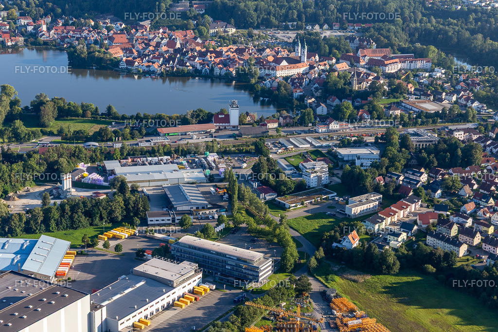 Stadtansicht des Innenstadtbereiches an den Uferbereichen des Stadt See | Luftbild: Stadtansicht des Innenstadtbereiches an den Uferbereichen des Stadt See in Bad Waldsee im Bundesland Baden-Württemberg in Deutschland. Foto: IMG_128896.jpg vom 03.09.2021 durch ©2025 Werner Riehm fly-foto.de/copyright - Realisiert mit Pictrs.com