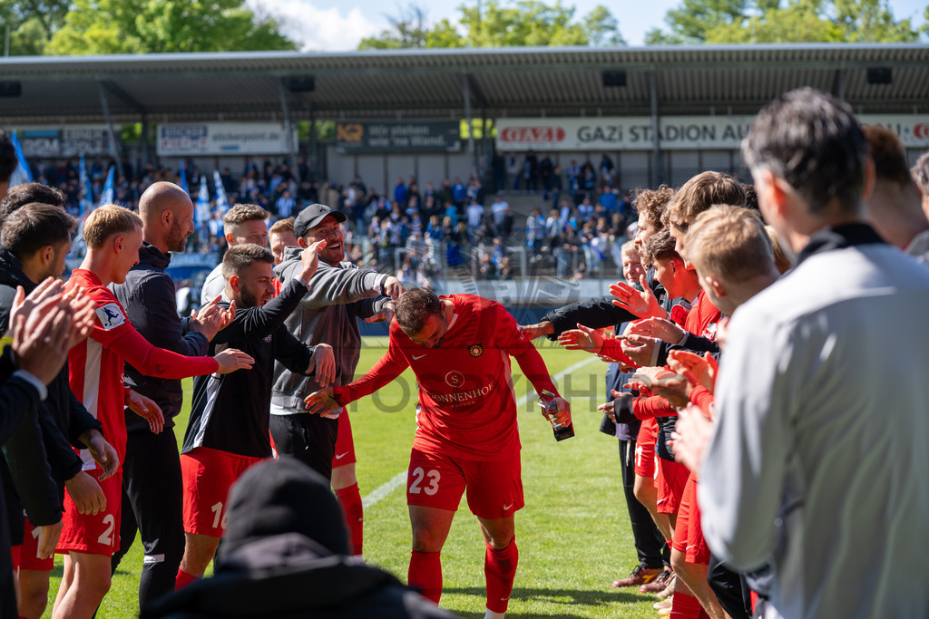 Stuttgarter Kickers vs. SG Sonnenhof Großaspach, Fussball, Regionalliga Suedwest, 34. Spieltag, 16.05.2026 | Fabian Eisele (SG Sonnenhof Großaspach, #23) bekommt die Torjägerkanone/Torjaegerkanone überreicht/ueberreicht,Stuttgarter Kickers vs. SG Sonnenhof Großaspach, Fussball, Regionalliga Suedwest, 34. Spieltag, 16.05.2026