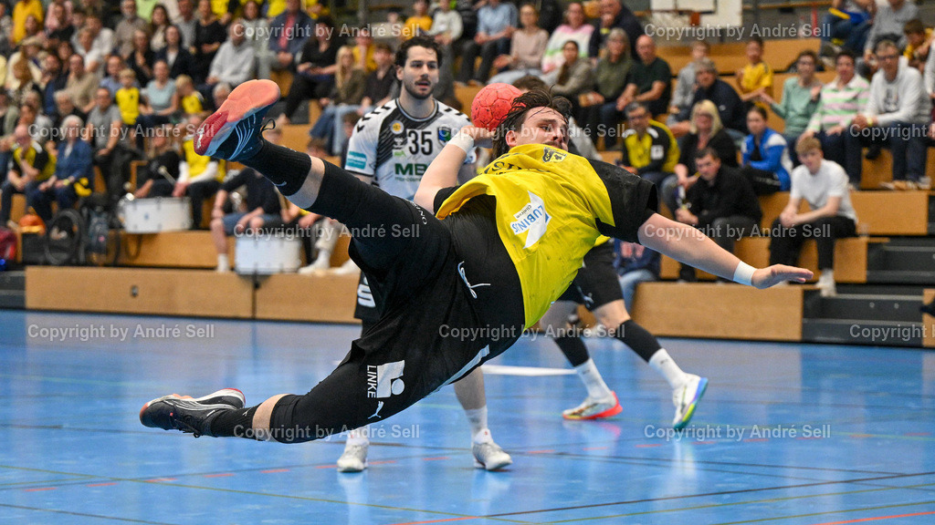 TSV Altenholz vs EHV Aue | Lukas Hase (TSVA #22) / Handball 3. Liga Nord-Ost Männer 2025/2026 / TSV Altenholz vs EHV Aue / Edgar-Meschkat-Halle / Altenholz / 18.04.26 - Realisiert mit Pictrs.com
