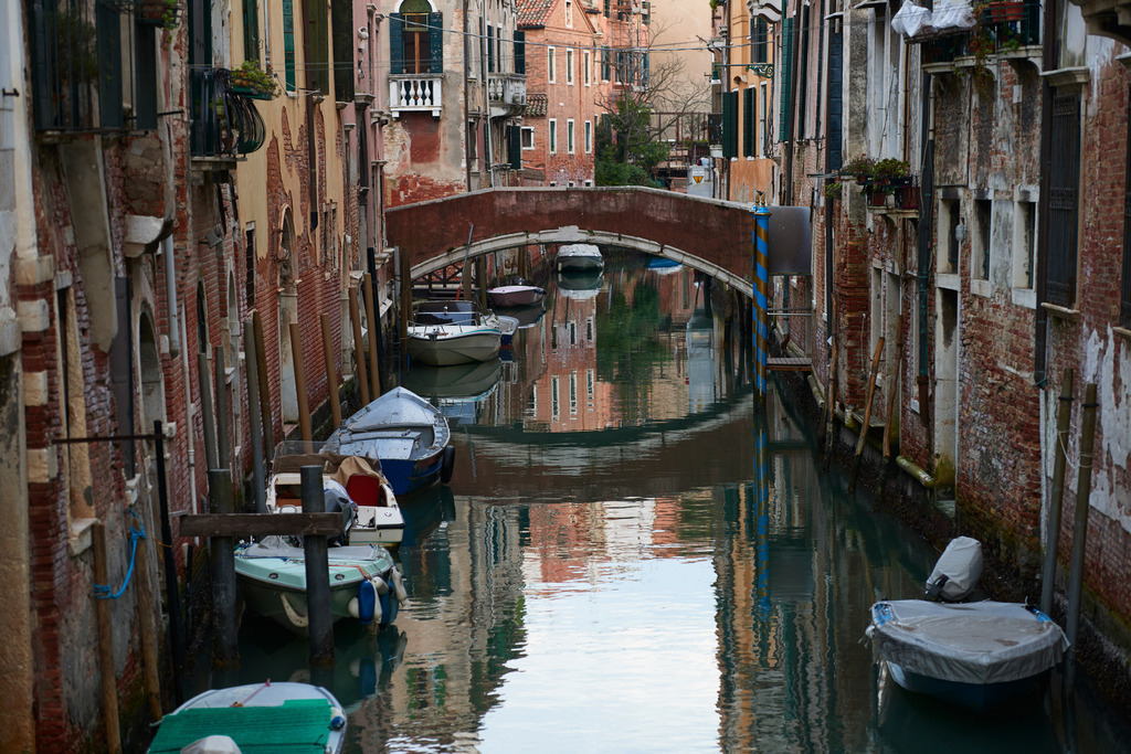 Bruecke mit kleinem Kanal | Venedig, Austria - December 05, 2016: Bruecke mit kleinem Kanal. - Realisiert mit Pictrs.com