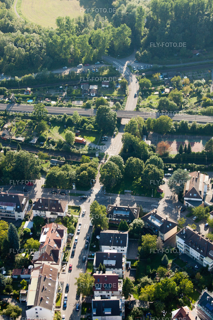 Streckenführung der Bahn- Kreuzung der Schienen- und Gleisanlagen der Deutschen Bahn im Ortsteil Weiherfeld - Dammerstock | Luftbild: Streckenführung der Bahn- Kreuzung der Schienen- und Gleisanlagen der Deutschen Bahn im Ortsteil Weiherfeld - Dammerstock im Ortsteil Weiherfeld-Dammerstock in Karlsruhe im Bundesland Baden-Württemberg in Deutschland. Foto: IMG_32310.jpg vom 21.08.2010 durch Werner Riehm/FLY-FOTO.de - Realisiert mit Pictrs.com