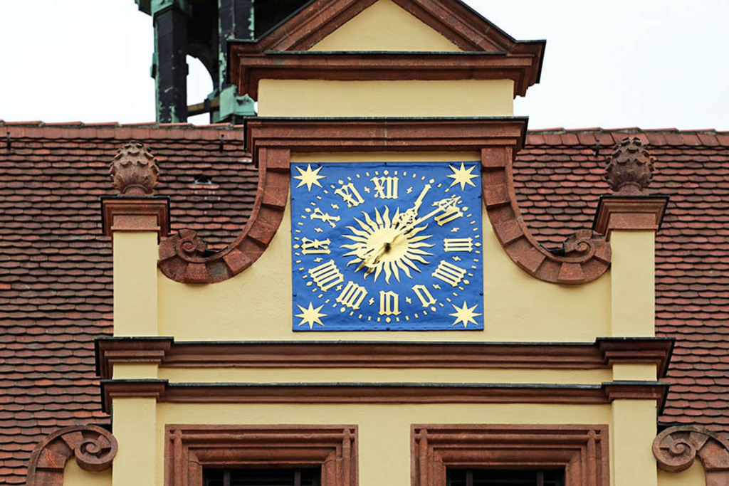 Bildlexikon Leipzig - Altes Rathaus - Zwerchhaus mit Uhr - Blick vom Naschmarkt | Das Team hinter BILDLEXIKON LEIPZIG bündelt historische wie aktuelle Informationen über die Stadt Leipzig in Text und Bild auf einer Plattform und stellt diese der interessierten Öffentlichkeit zur Verfügung.