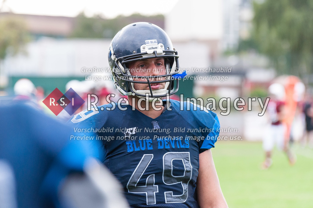 American Football, Saison 2022, Regionalliga Nord, Hamburg Blue Devils - Hamburg Pioneers, Dr.-Hermann-Schnell-Sportplatz (Hamburg), 13.08.2022, 8. Gameweek | Birger Stülten (#49, Blue Devils, LB)