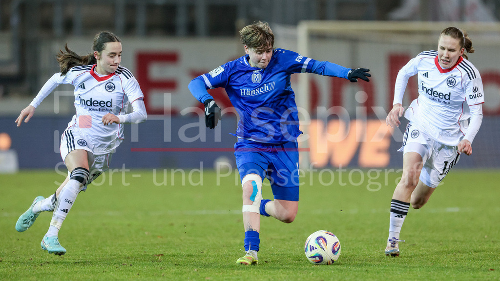 Fussball, 2. Frauen-Bundesliga, SV Meppen - Eintracht Frankfurt II | v.li.: Emma Memminger (Eintracht Frankfurt II, 32), Lea Mauly (SV Meppen, 19) und Carlotta Schwoerer (Eintracht Frankfurt II, 18) im Zweikampf, Duell, Dynamik, Aktion, Action, Spielszene, DIE DFB-RICHTLINIEN UNTERSAGEN JEGLICHE NUTZUNG VON FOTOS ALS SEQUENZBILDER UND/ODER VIDEOÄHNLICHE FOTOSTRECKEN. DFB REGULATIONS PROHIBIT ANY USE OF PHOTOGRAPHS AS IMAGE SEQUENCES AND/OR QUASI-VIDEO.