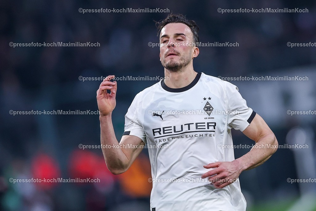 BMG13122502055 | 13.12.2025, Fußball, Borussia Mönchengladbach - VfL Wolfsburg, 1. Fußball Bundesliga, 14.Spieltag, Borussia-Park, Saison 2025 2026: Moritz Jenz&nbsp;(VfL Wolfsburg #15) reagiert Enttäuscht  DFB regulations prohibit any use of photographs as image sequences and or quasi-video.