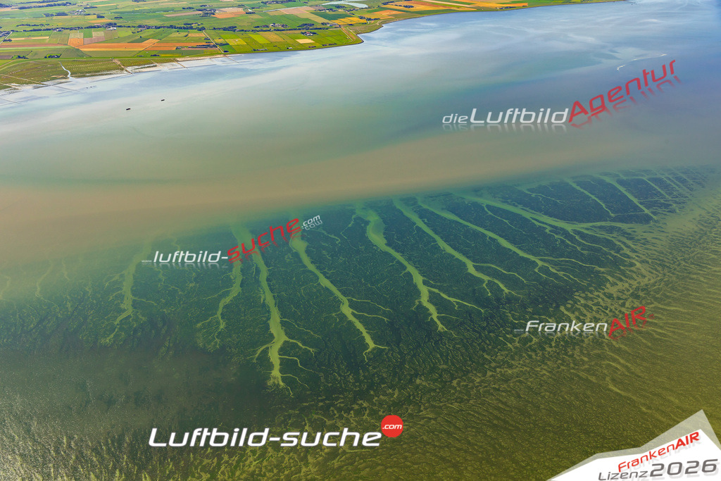 Die Luftaufnahme Nordsee von Oben - Pellworm wurde 2022 vom Flugzeug aus (keine Drohne) erstellt. Hohe Auflösung -für große Poster und Wandbilder geeignet - Garantiert!