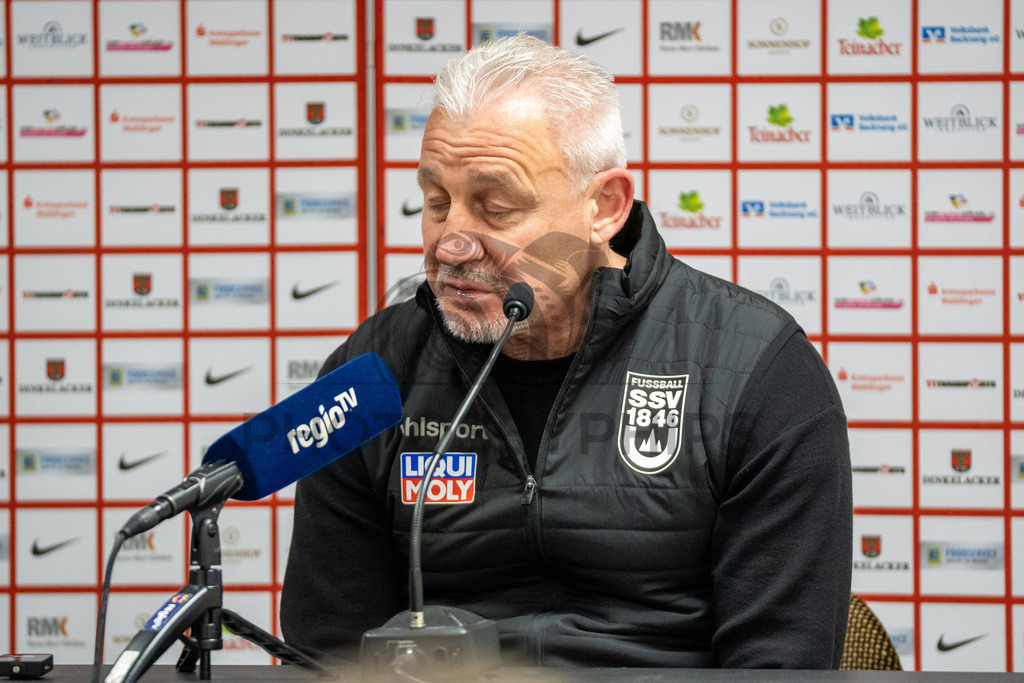 SG Sonnenhof Grossaspach vs. SSV Ulm 1846 Fussball, Fussball, WFV-Pokal, Viertelfinale, 01.04.2026 | Pavel Dotchev (Trainer SSV Ulm 1846 Fussball) bei der Pressekonferenz nach der Niederlage,SG Sonnenhof Grossaspach vs. SSV Ulm 1846 Fussball, Fussball, WFV-Pokal, Viertelfinale, 01.04.2026