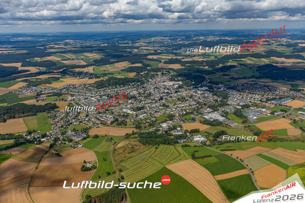 Das Luftbild der Stadt Helmbrechts wurde 2021 vom Flugzeug heraus erstellt (keine Drohne) Aufnahmehöhe ca.450 Meter- hohe Bildauflösung und Druck-Qualität garantiert!