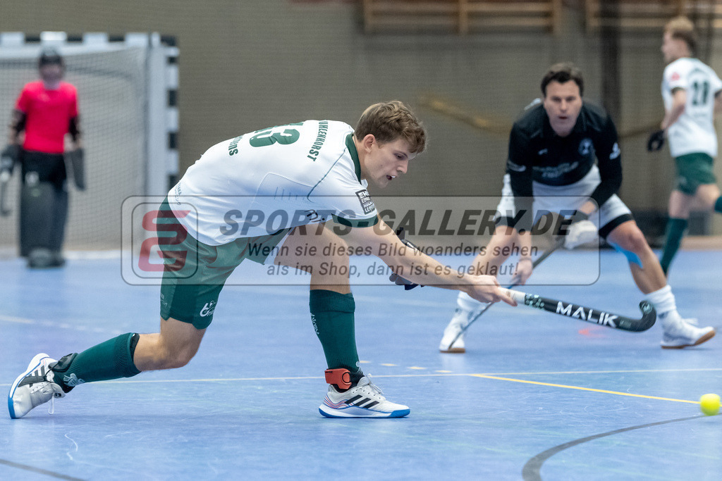 SFE_20231217_0022 | Neuss, Deutschland, 17.12.2023: Henrik Mertgens (Uhlenhorst Mülheim) in Aktion waehrend des Spiels der Halle 1. Bundesliga Herren zwischen SW Neuss vs Uhlenhorst Mülheim im Stadionhalle (SW Neuss) am 17.12.2023 in Neuss, Deutschland. (Foto von Stephan Fehrmann)

Neuss, Germany, 17.12.2023: Henrik Mertgens (Uhlenhorst Mülheim) in action during the game of Halle 1. Bundesliga Herren between SW Neuss vs Uhlenhorst Mülheim in Stadionhalle (SW Neuss) at 17.12.2023 in Neuss, Deutschland. (Foto von Stephan Fehrmann)
