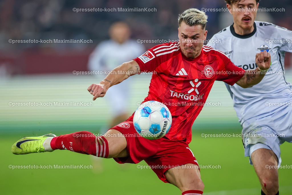 Due09112401039 | 09.11.2024, Fußball, Fortuna Düsseldorf - SC Paderborn 07, 2. Bundesliga, Merkur Spiel-Arena, Saison 2024 2025: Zweikampf zwischen Felix Klaus (Fortuna Düsseldorf #11) und Calvin Brackelmann (Paderborn #4)DFB regulations prohibit any use of photographs as image sequences and or quasi-video.