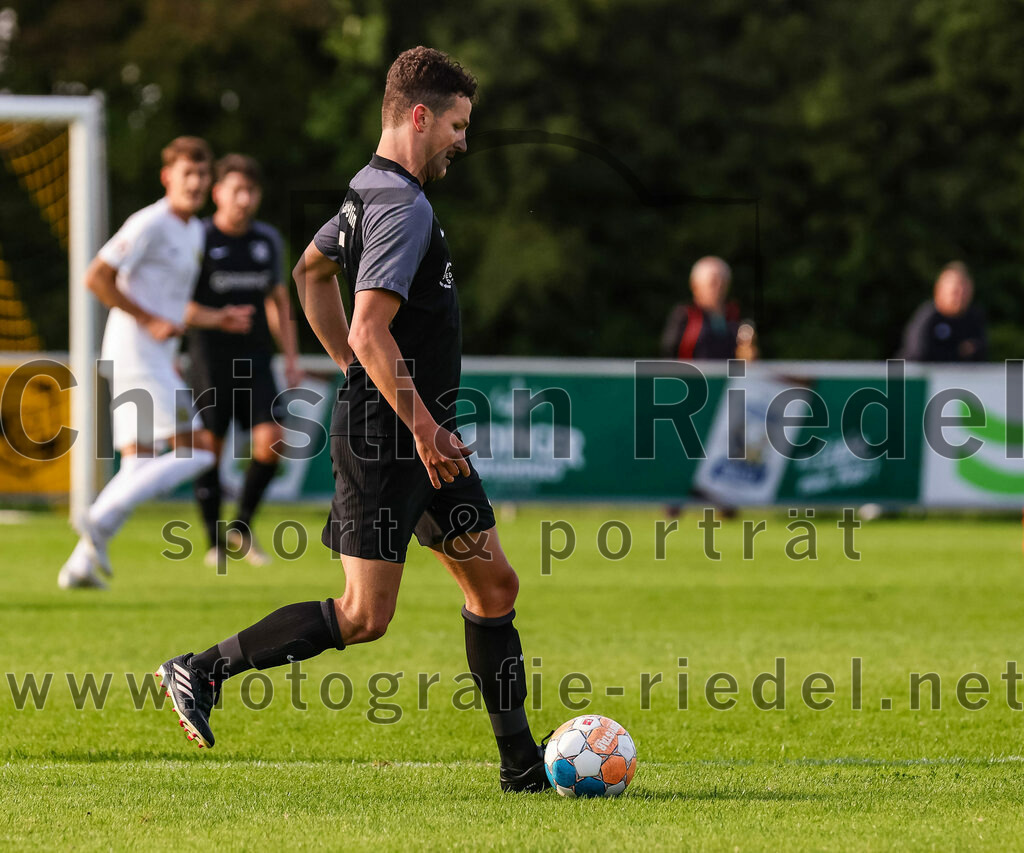 2023-08-08_041_FC_Moosinning_gegen_FC_Langengeisling | Moosinning, Deutschland, 08.08.2023:
Fußball, Bezirksliga Oberbayern Ost 2023 / 2024, 3. Spieltag, FC Moosinning gegen FC Langengeisling, Endergebnis: 0:4

Michael Faltlhauser (FC Langengeisling, #3)

Foto: Christian Riedel / fotografie-riedel.net