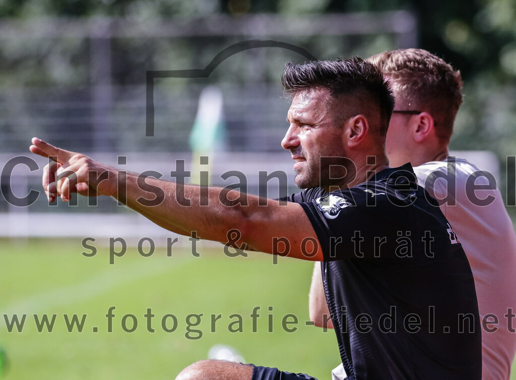 2023-08-26_066_TSV_Ebersberg_gegen_TSV_Oberpframmern | Ebersberg, Deutschland, 26.08.2023:
Fußball, Kreisliga 2023 / 2024, 2. Spieltag, TSV 1877 Ebersberg gegen TSV Oberpframmern, Endergebnis: 5:1

Trainer Timur Tepedelen (TSV 1877 Ebersberg)

Foto: Christian Riedel / fotografie-riedel.net