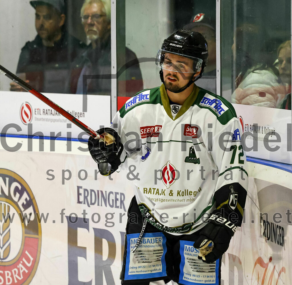 2022-09-09_088_TSV_Erding_gegen_Deggendorfer_SC | Erding, Deutschland, 09.09.2022:
Eishockey, Bayernliga 2022 / 2023, Testspiel, TSV Erding gegen Deggendorfer SC, Endergebnis: 2:5

Leon Abstreiter (Erding Gladiators, #72)

Foto: Christian Riedel / fotografie-riedel.net