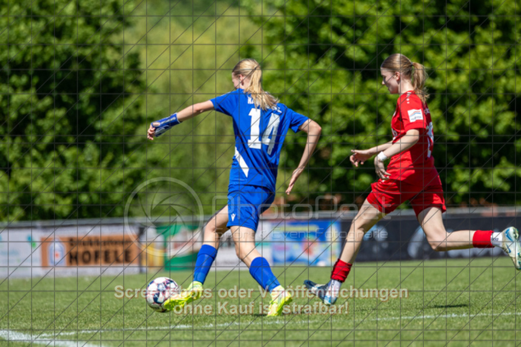 20250510_142912_0476 | #,1.FC Donzdorf (rot) vs. Karlsruher SC (blau), Fussball, EnBW-Oberliga B -Juniorinnen, 23. Spieltag, Saison 2024/2025, Rasenplatz, Lautertal Stadion, Süßener Straße 16, 73072 Donzdorf, 10.05.2025 - 14:00 Uhr,Foto: PhotoPeet-Sportfotografie/Peter Harich