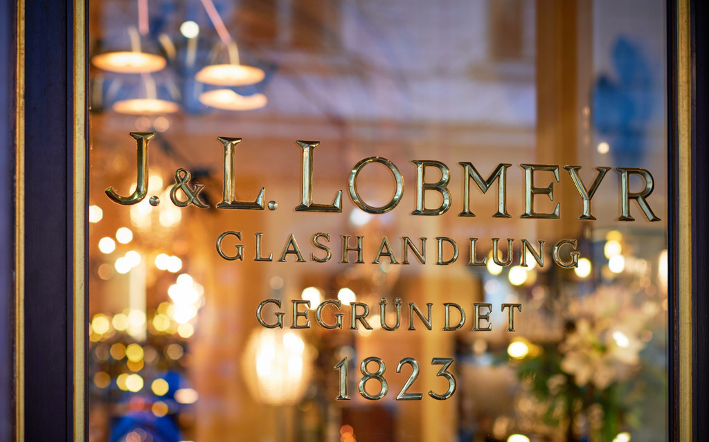 J. & L. LOBMEYR GmbH | WIen, Austria - December 03, 2019: J. &amp; L. LOBMEYR GmbH; Eingang in das Geschäftslokal Kärntnerstrasse. - Realisiert mit Pictrs.com