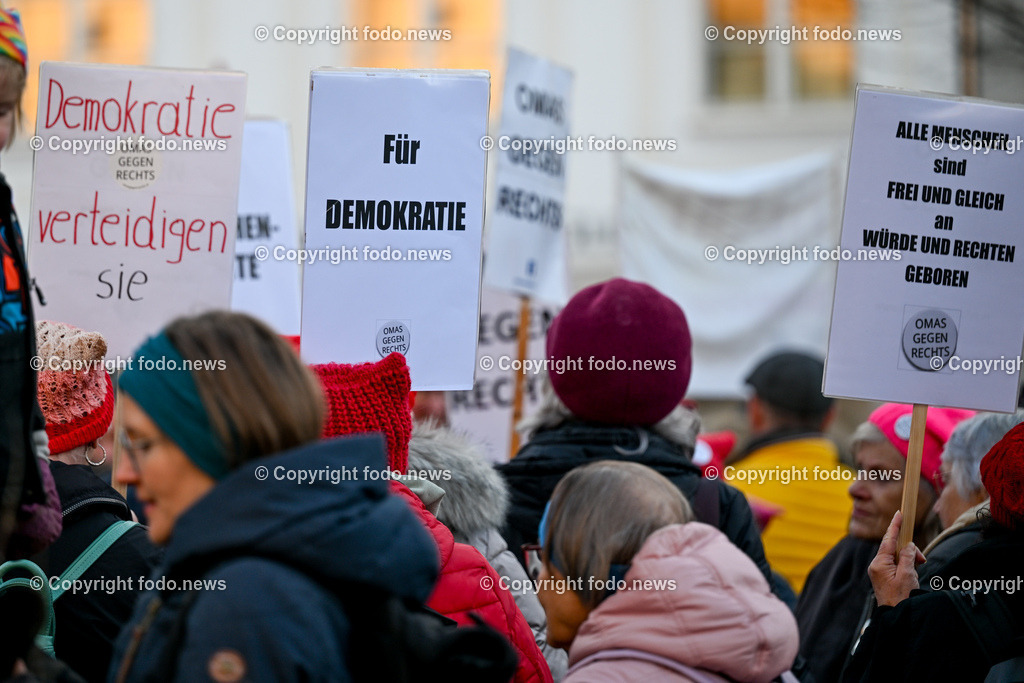 Demonstration gegen rechts in Linz Hauptplatz_ 25.02.2024-3 | 25.02.2024, Stadt Linz, AUT, Demonstration gegen rechts in Linz Hauptplatz, im Bild Kundgebungsteilnehmer, Menschen, Teilnehmer