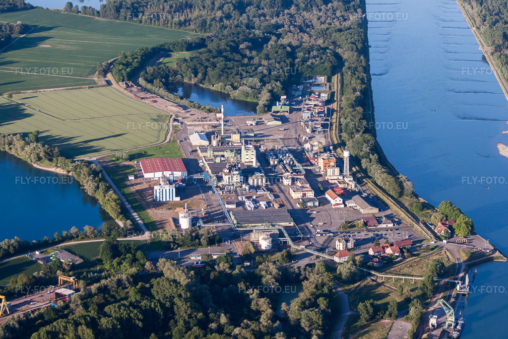 Vue aérienne: Sites de production du fabricant de produits chimiques DOW SAS sur les rives du Rhin à Lauterbourg dans le département Bas Rhin, France. Photo: IMG_66686.jpg prise le 05/06/2014 par Werner Riehm/FLY-FOTO.euRésolution de l'original: 4600 x 3067 px