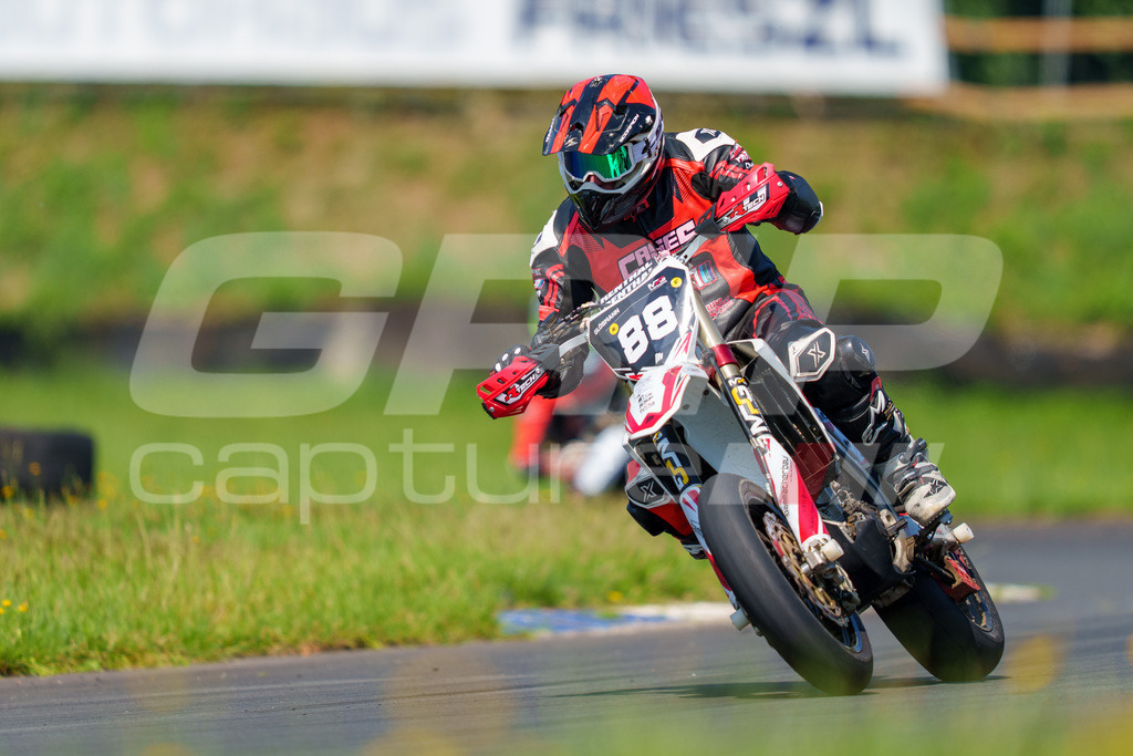 G-Cup + Supermoto Staatsmeisterschaft + Hungarian Supermoto Championship | GRIPcapture steht für authentische Sportfotografie in Österreich – für Momente, die mehr sind als Geschwindigkeit oder Ergebnis. Es geht um Emotion, Spannung, Fokus und den Augenblick, der oft nur einen Wimpernschlag dauert.Ob Motorsport, Teamsport oder 