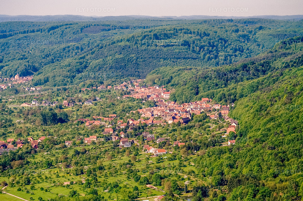 Aerial view: View of the town from the northeast in Saint-Jean-Saverne in the state Bas-Rhin, France. – Photo: IMG_10891.jpg taken on 05/12/2008 by Werner Riehm/FLY-FOTO.com – Resolution of the original: 3433 x 2288 px