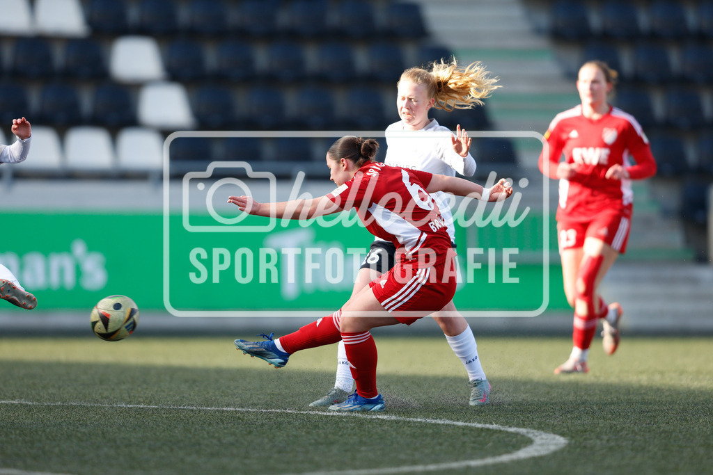 Fußball I Frauen I Saison 2025-2026 I Testspiel I FSV Gütersloh - SpVg Aurich-18 | Sina Brühl (6, SpVg Aurich) - Realisiert mit Pictrs.com