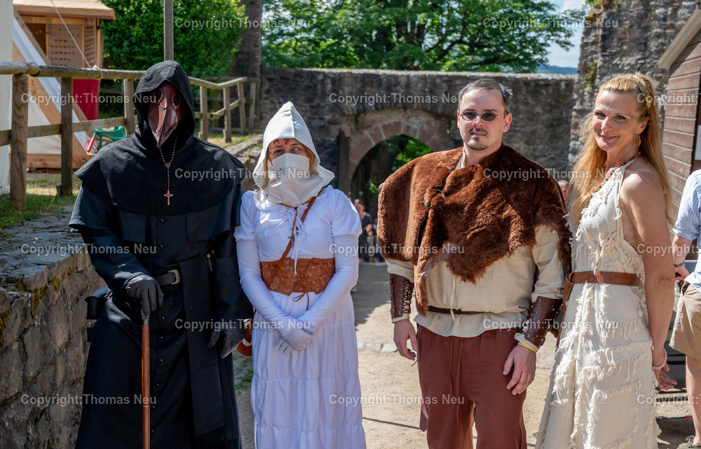 Lindenfels-Mittelaltermarkt-fotografie-thomas-neu.jpg1-4 | bli, Lindenfels, Mittelaltermarkt in der Burgstraße, Kurpark , Rathaushof und Burg, hier der historische Tanzkreis Bensheim im Rathaushof,  ,Bild: THomas Neu