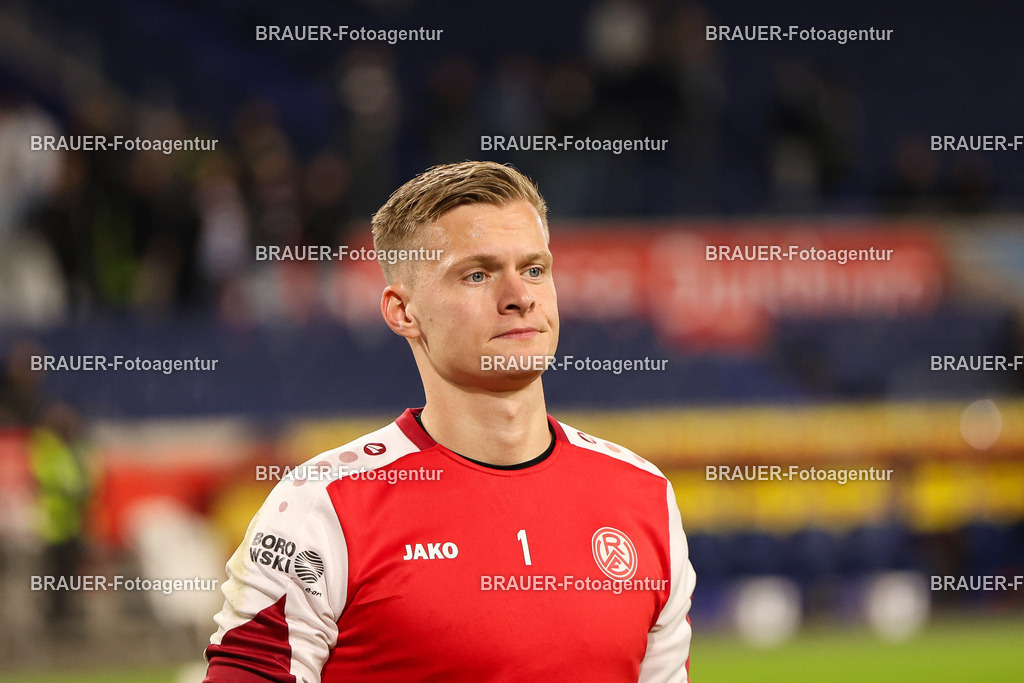 MSV Duisburg - Rot-Weiss Essen  | Duisburg, Deutschland, 26.10.2025 Jakob Golz  (Rot-Weiss Essen) schaut  während des 3.Liga Spiels zwischen MSV Duisburg und Rot-Weiss Essen in der Schauinsland-Reisen-Arena am 26.10.2025 in Duisburg (Foto von Timo Bluhmki-Schmidt/ Brauer Fotoagentur