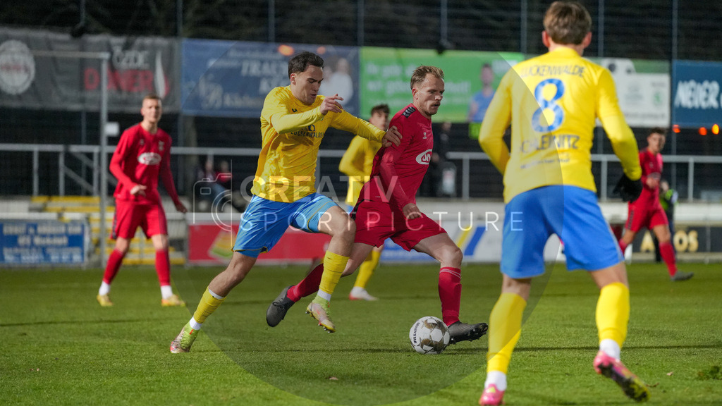 Fußball, Herren, Saison 2025/2026, Regionalliga Nordost, 17. Spieltag, FSV 63 Luckenwalde vs. ZFC Meuselwitz, Freitag 28.11.2025, Werner-Seelenbinder-Stadion Luckenwalde, | Fußball, Herren, Saison 2025/2026, Regionalliga Nordost, 17. Spieltag, FSV 63 Luckenwalde vs. ZFC Meuselwitz, Freitag 28.11.2025, Werner-Seelenbinder-Stadion Luckenwalde, Im Bild: Simon Gollnack (l. Luckenwalde) und Rene Eckhardt (r. Meuselwitz) - Realisiert mit Pictrs.com